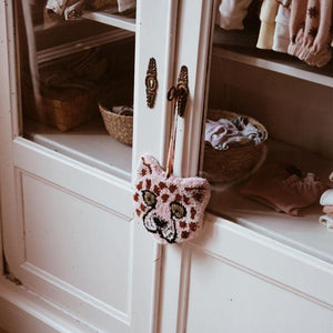 doing-goods-pinky-leopard-cub-hanger-1love2hugs3kisses-ibiza