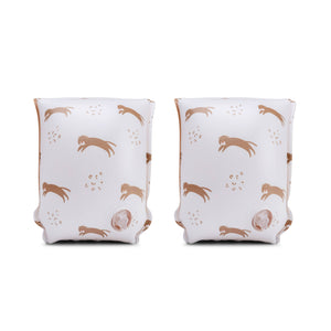 Swim Essentials Roamer Swim Wings Leopard – inflatable arm floaties for kids in leopard print, perfect for swimming and beach days. Available at 1Love 2Hugs 3Kisses Ibiza.