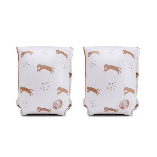 Swim Essentials Roamer Swim Wings Leopard – inflatable arm floaties for kids in leopard print, perfect for swimming and beach days. Available at 1Love 2Hugs 3Kisses Ibiza.