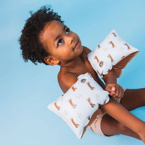 Swim Essentials Roamer Swim Wings Leopard – inflatable arm floaties for kids in leopard print, perfect for swimming and beach days. Available at 1Love 2Hugs 3Kisses Ibiza.