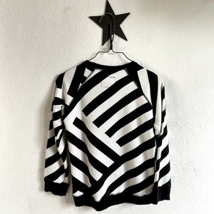 Pre-loved Nununu Black-White Striped Sweater size 4-5 years